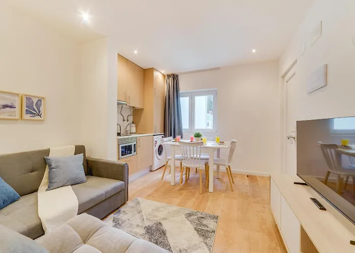 Yellow Charm - Campolide Apartment *