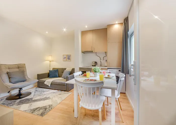 Yellow Charm - Campolide Apartment *