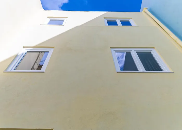 Yellow Charm - Campolide Apartment