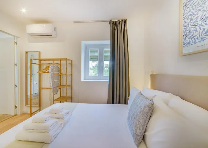 Yellow Charm - Campolide Apartment *