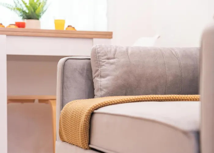 Yellow Charm - Campolide Apartment *