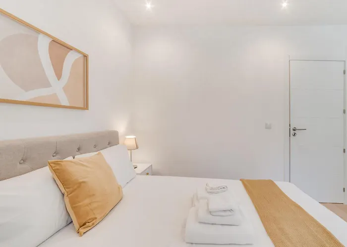 Yellow Charm - Campolide Apartment *