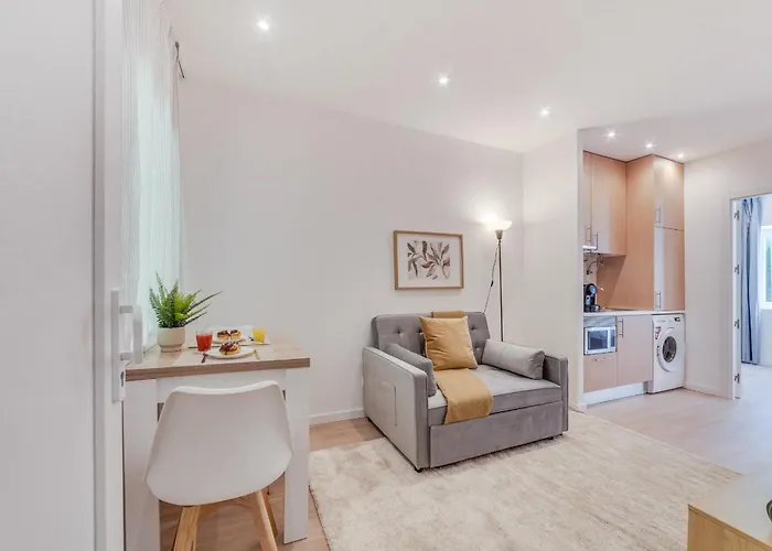 Yellow Charm - Campolide Apartment