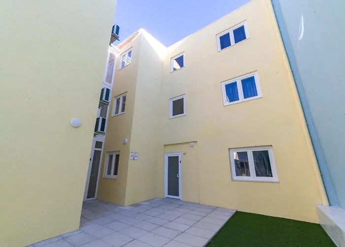 Yellow Charm - Campolide Apartment