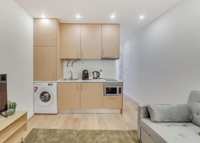 Yellow Charm - Campolide Apartment