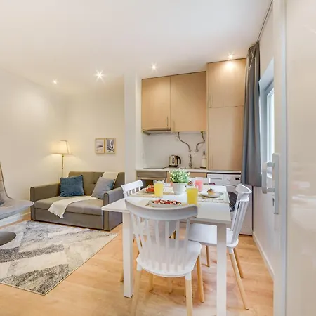 Yellow Charm - Campolide Apartment *