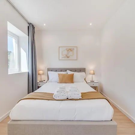 Yellow Charm - Campolide Lisboa