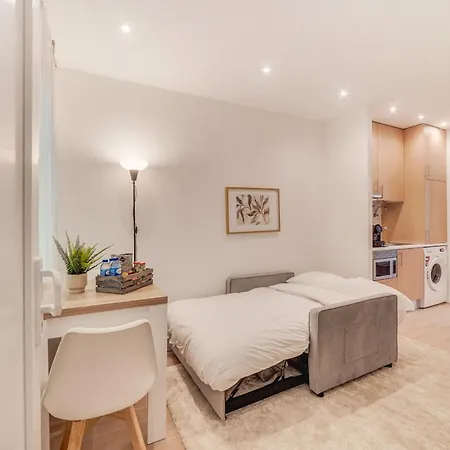 Yellow Charm - Campolide *