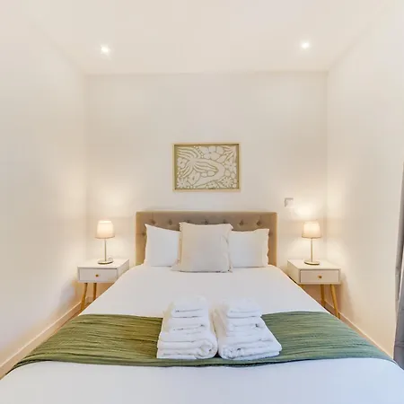 Yellow Charm - Campolide Lisboa