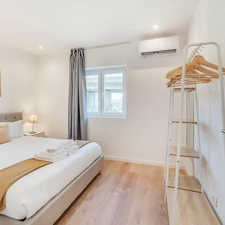 Yellow Charm - Campolide