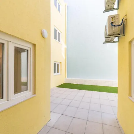 Yellow Charm - Campolide شقة