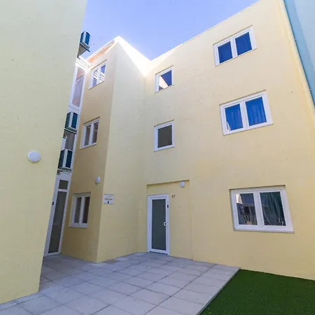 Yellow Charm - Campolide شقة