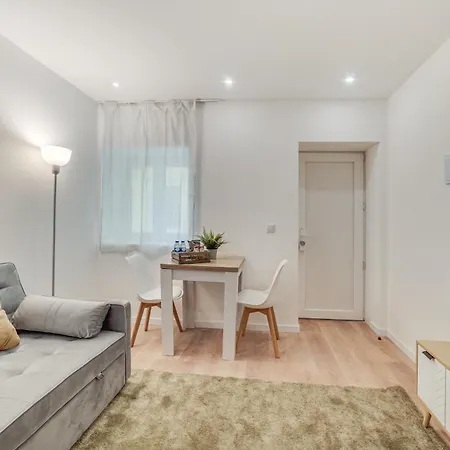 Yellow Charm - Campolide Lisboa